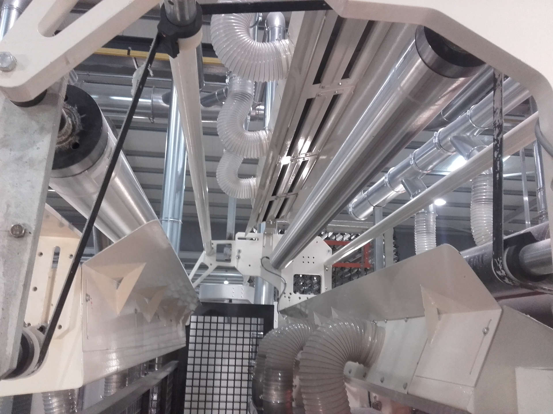 ligne de production cellulose conception des dispositifs d’aspiration de poussières et des déchets sur les trains onduleurs, les machines de découpe carton DRO et platines à plat, broyeurs à cartons, combining machines ; et transfert pneumatique des découpes de carton, laize continue, log de rouleaux de papier
